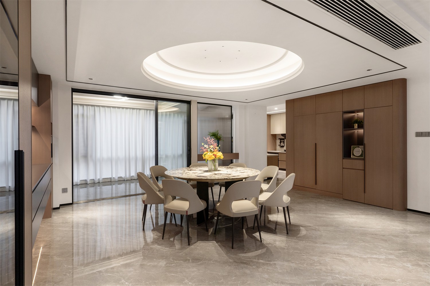 龍光玖瓏湖271平現(xiàn)代風格餐廳裝修實景圖