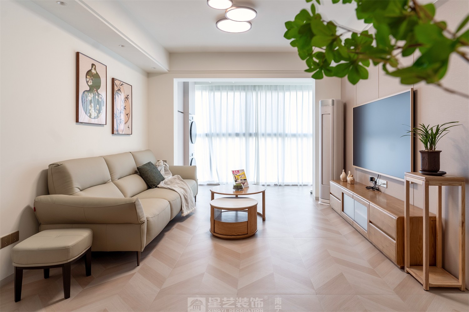 華潤西園悅府86平原木風(fēng)客廳裝修完工實景圖