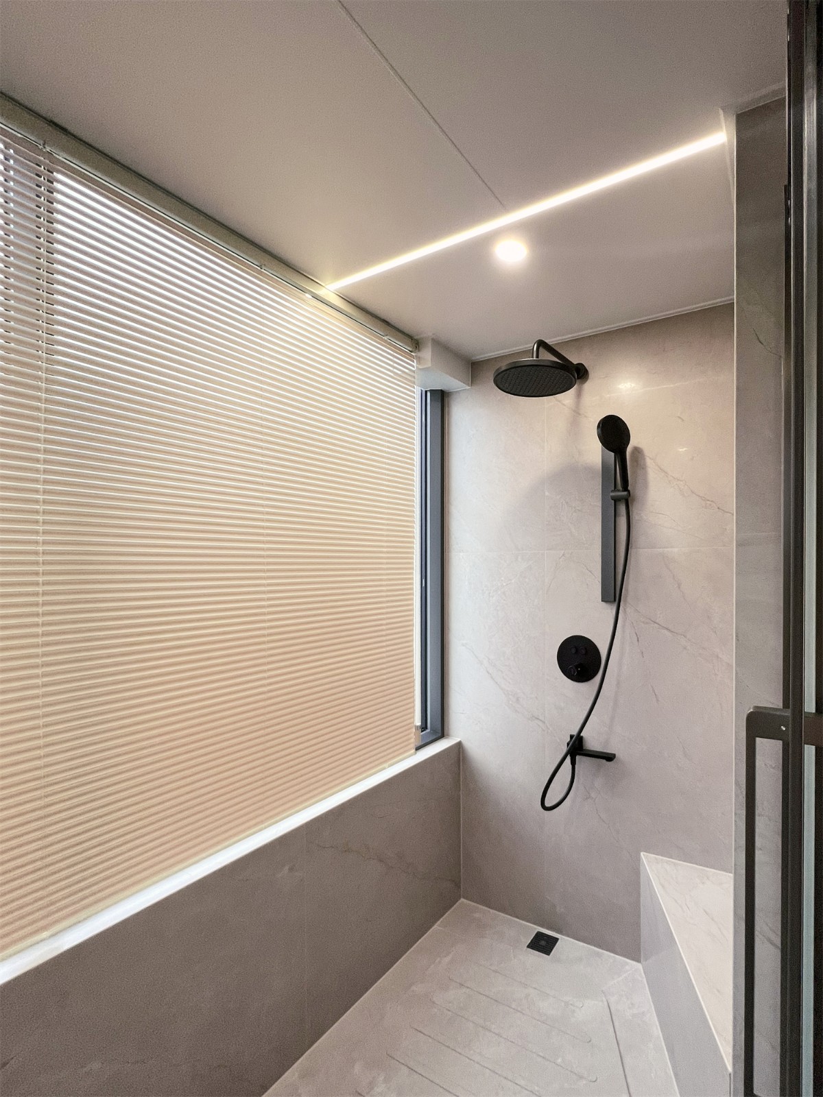 龍光玖瓏湖271平現(xiàn)代風格衛(wèi)生間裝修實景圖