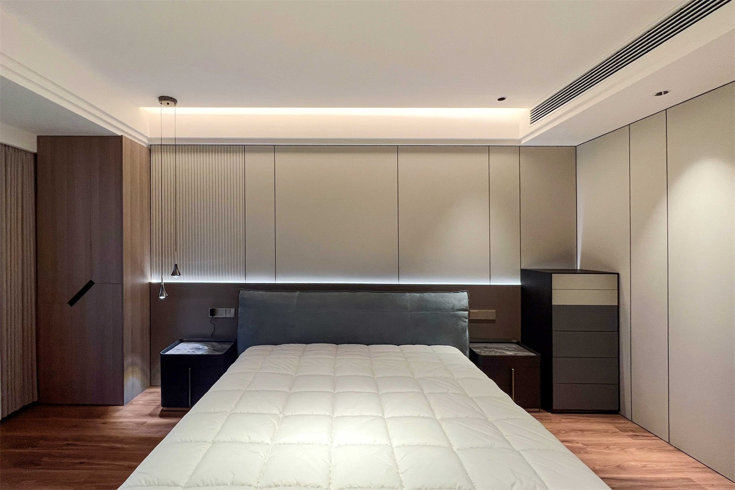 龍光玖瓏湖271平現(xiàn)代風格臥室裝修實景圖