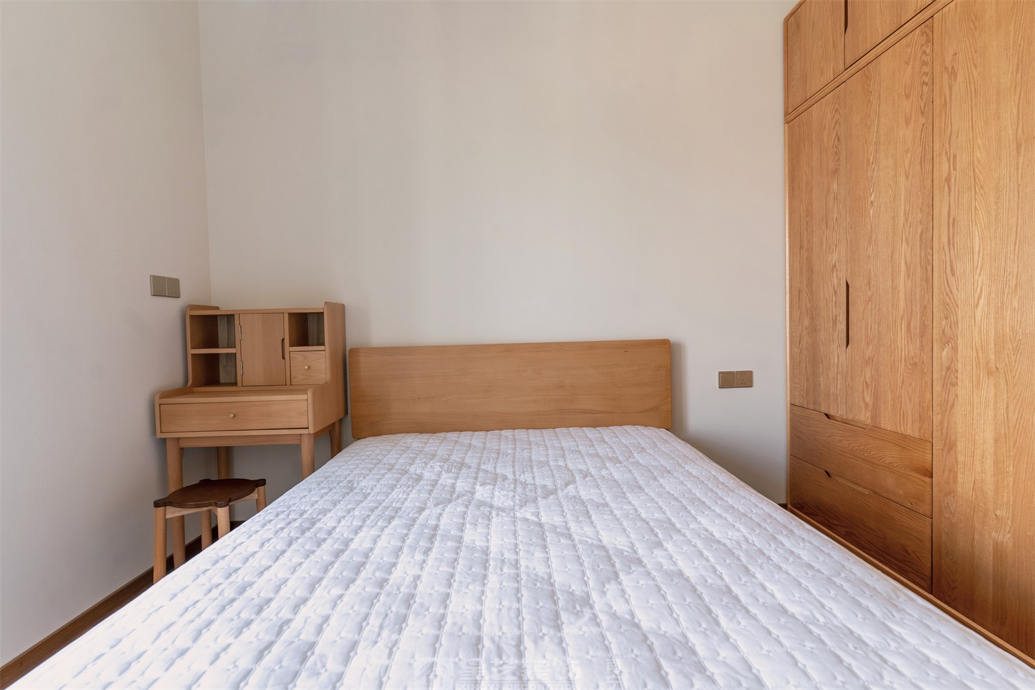 華潤西園悅府86平原木風(fēng)臥室裝修完工實景圖