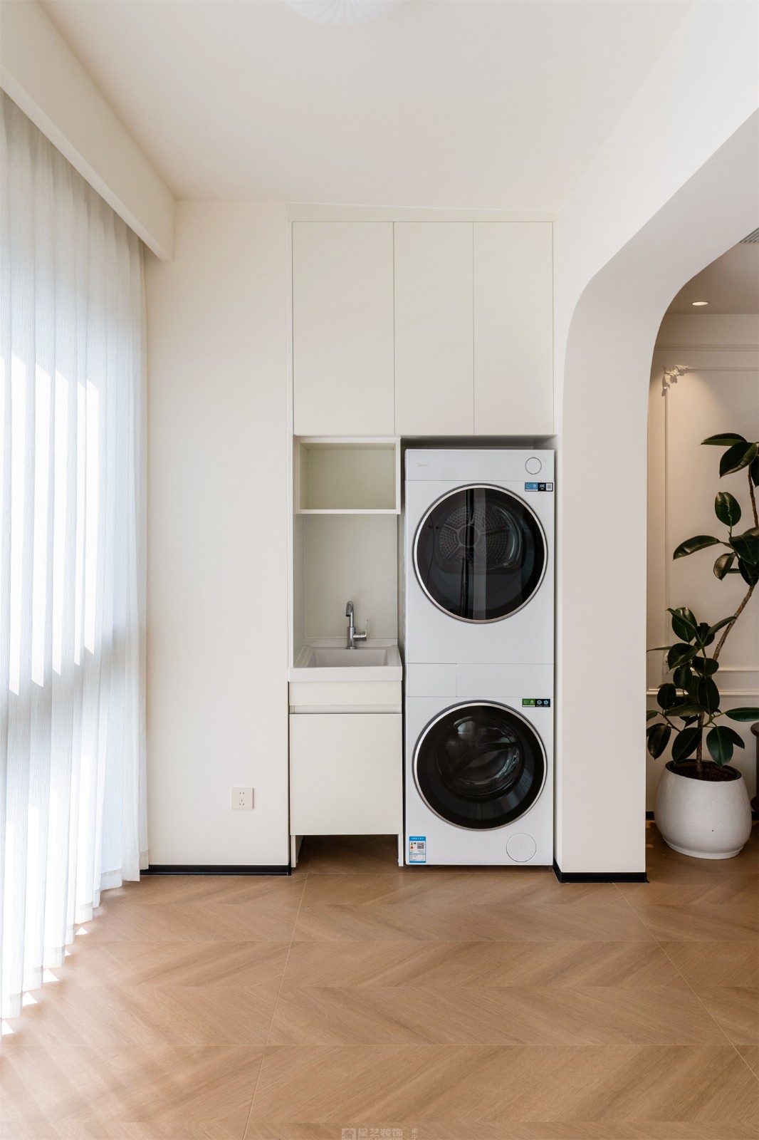 東方尊府118平中古風(fēng)陽(yáng)臺(tái)裝修完工實(shí)景圖