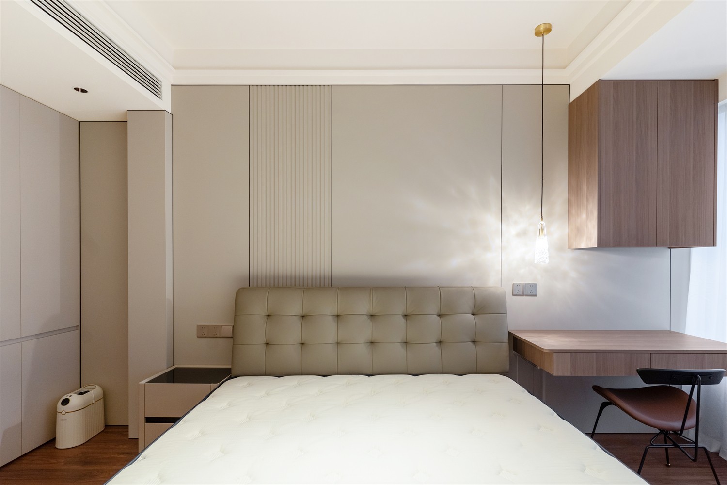 龍光玖瓏湖271平現(xiàn)代風格臥室裝修實景圖