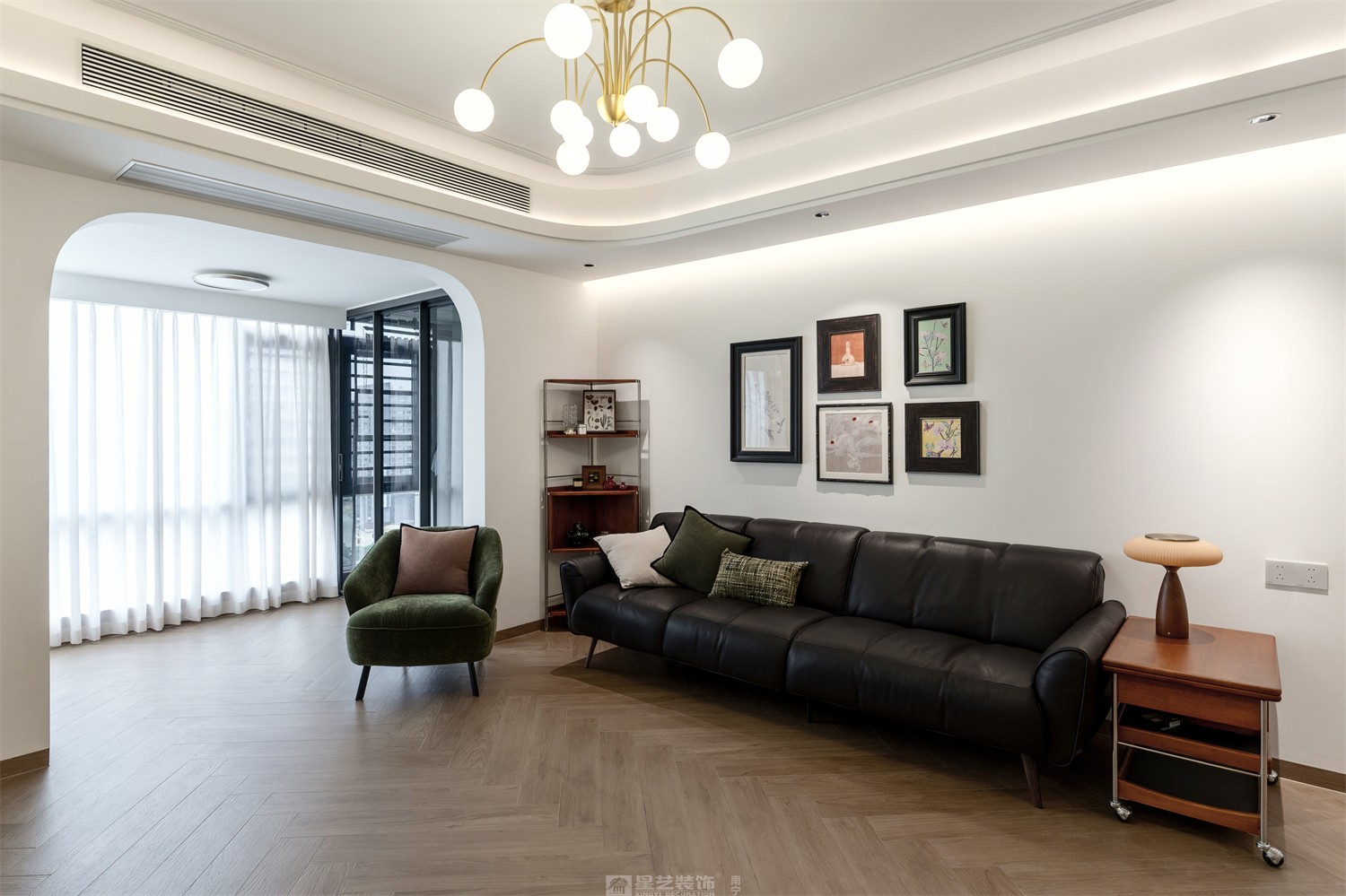 華潤中山府113平法式中古客廳裝修完工實(shí)景圖