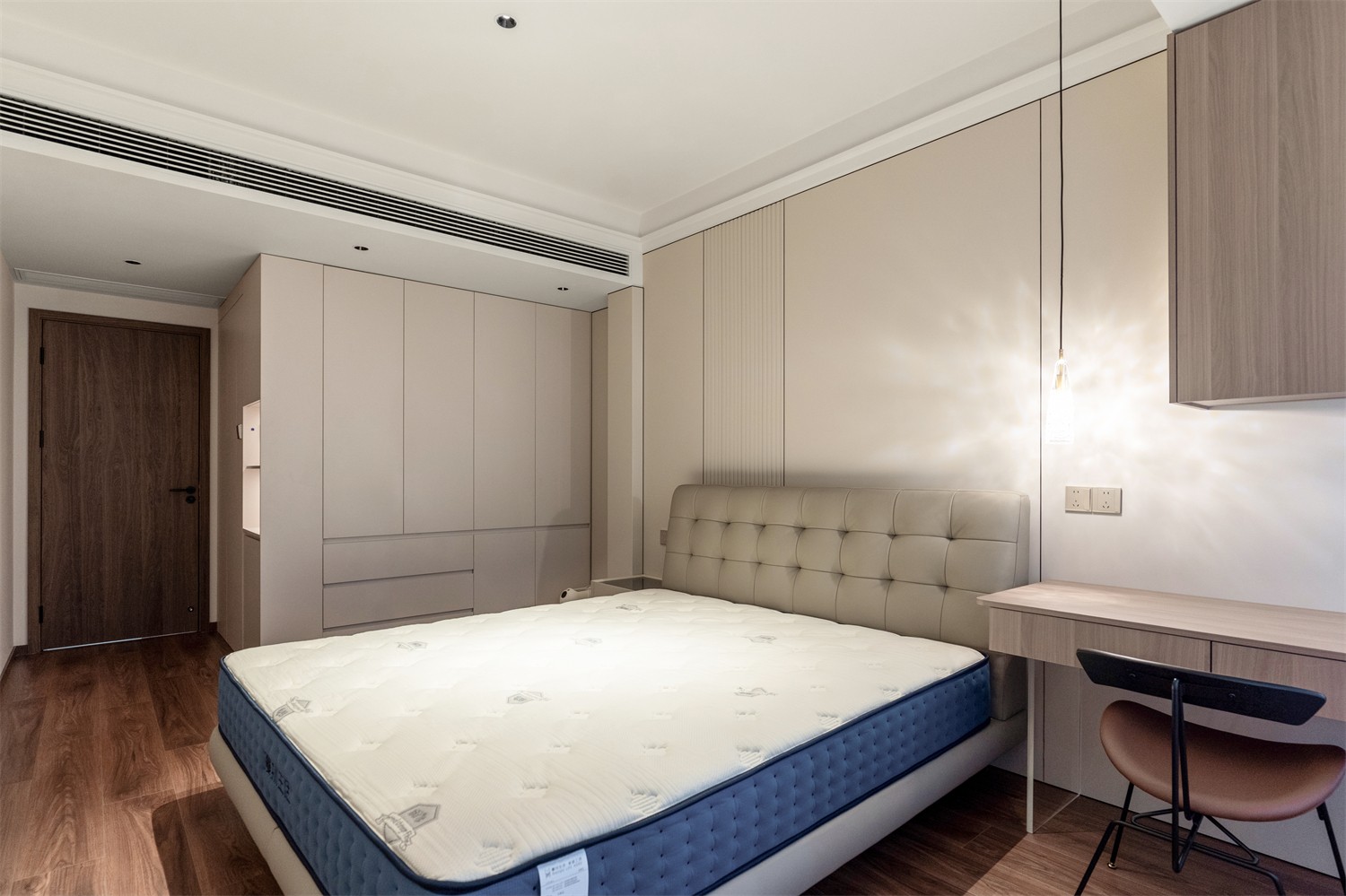 龍光玖瓏湖271平現(xiàn)代風格臥室裝修實景圖