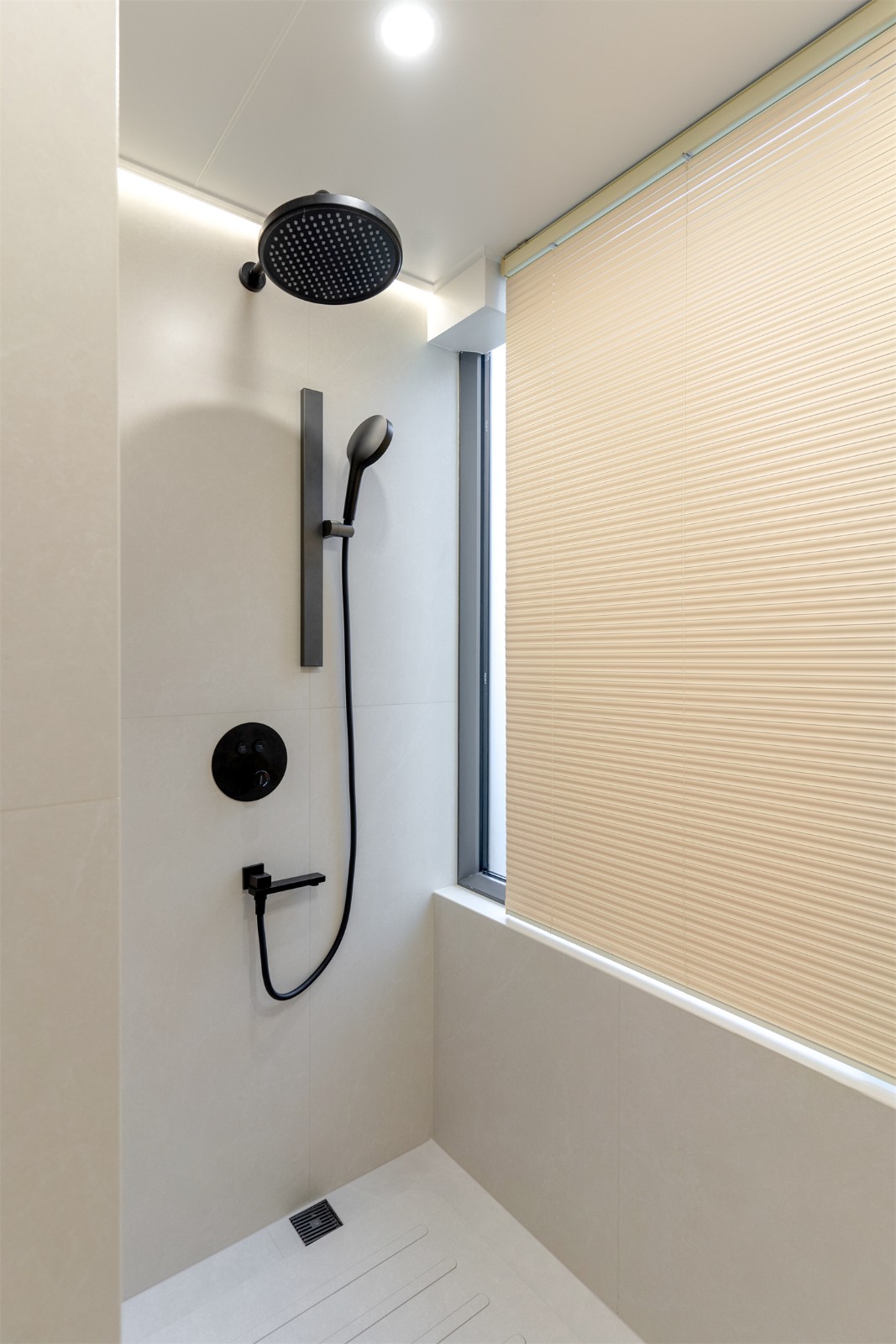 龍光玖瓏湖271平現(xiàn)代風格衛(wèi)生間裝修實景圖