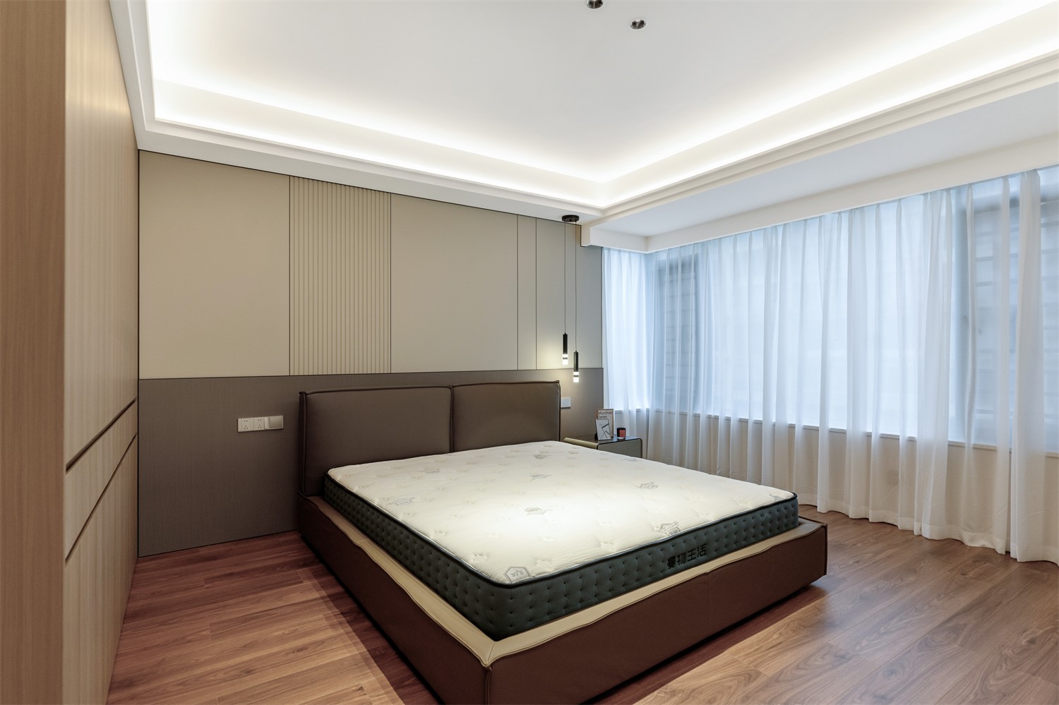 龍光玖瓏湖271平現(xiàn)代風格臥室裝修實景圖