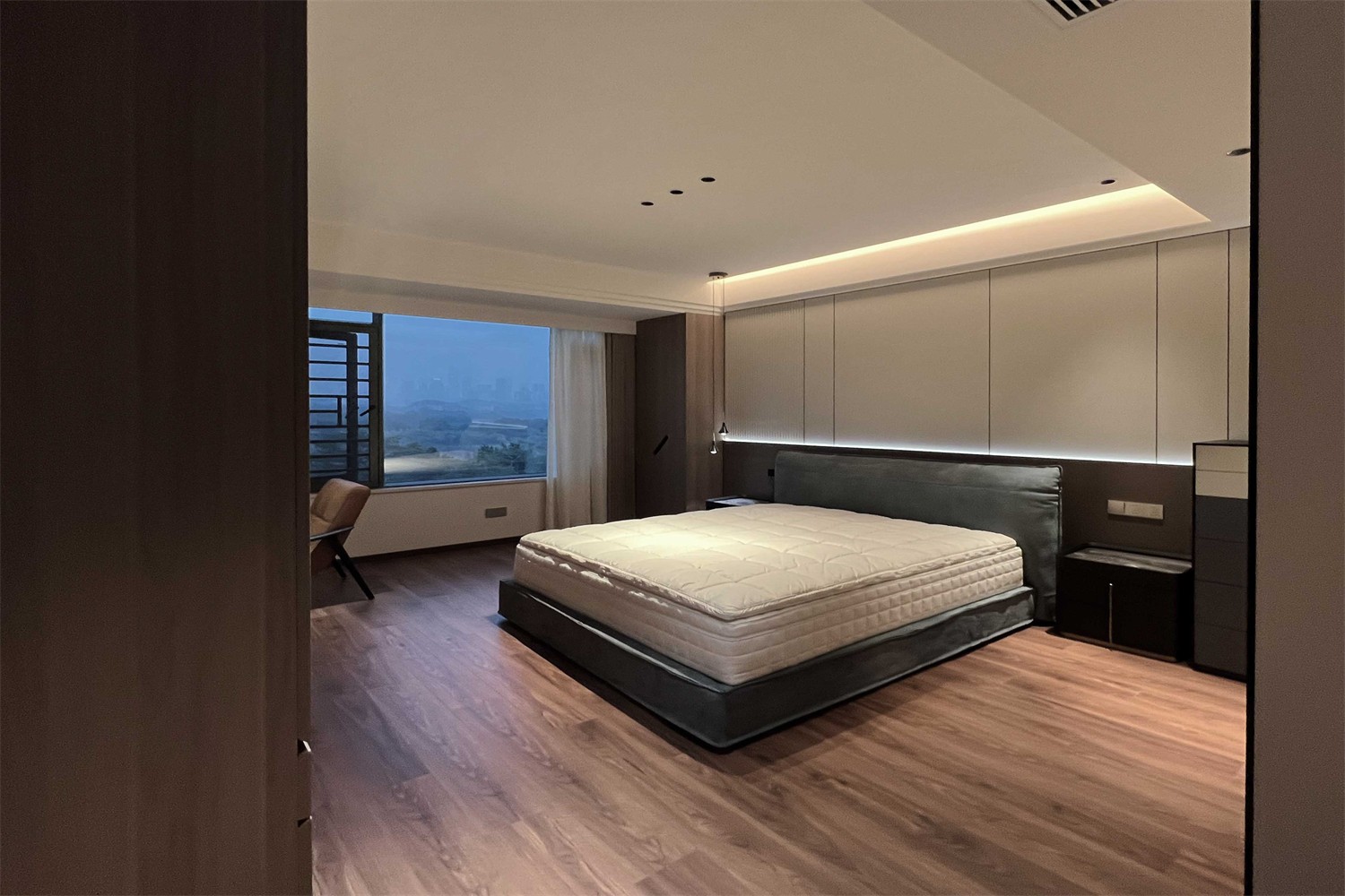 龍光玖瓏湖271平現(xiàn)代風格臥室裝修實景圖