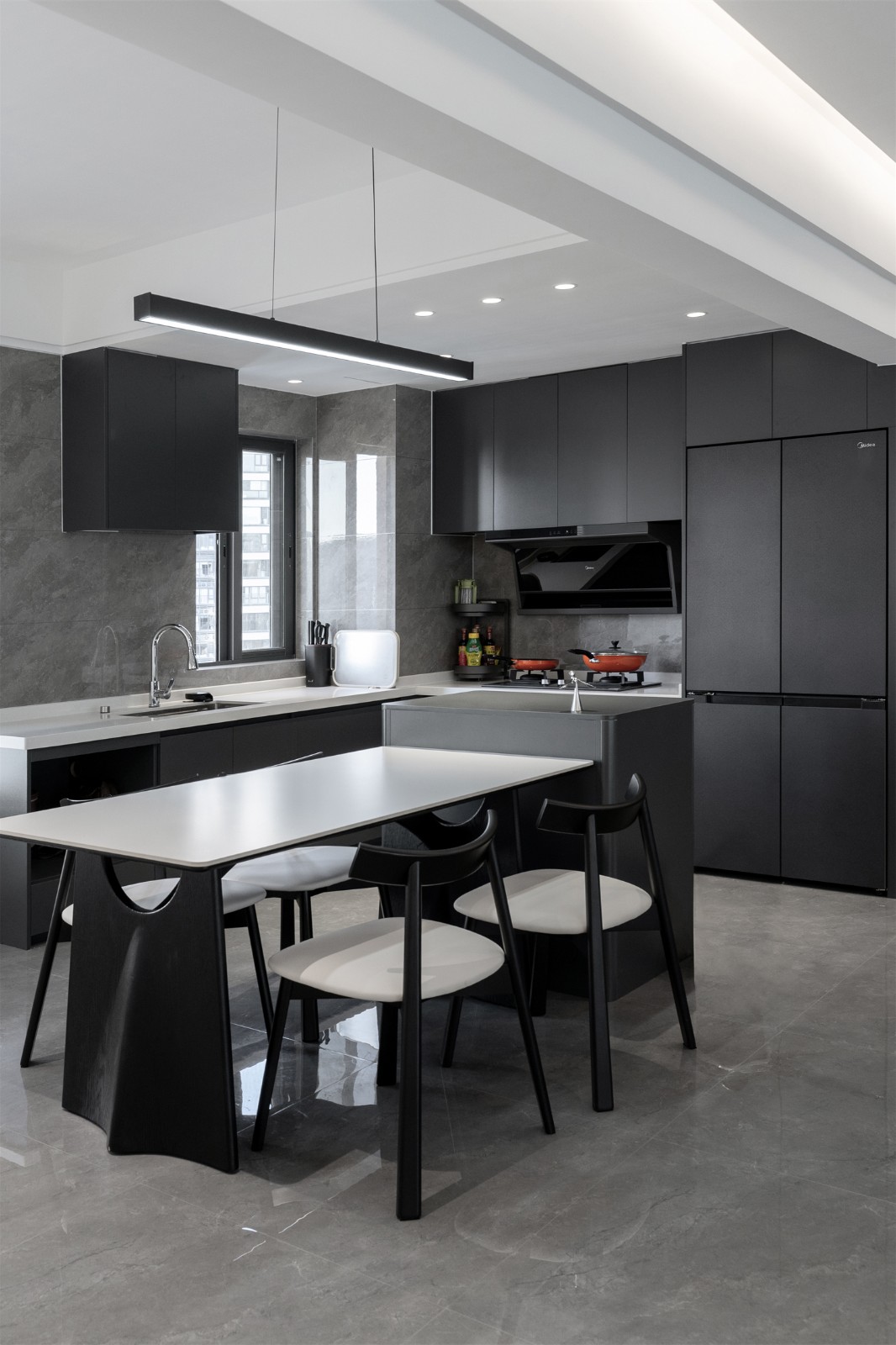 錦云湖光118平現(xiàn)代簡約餐廳裝修實景圖