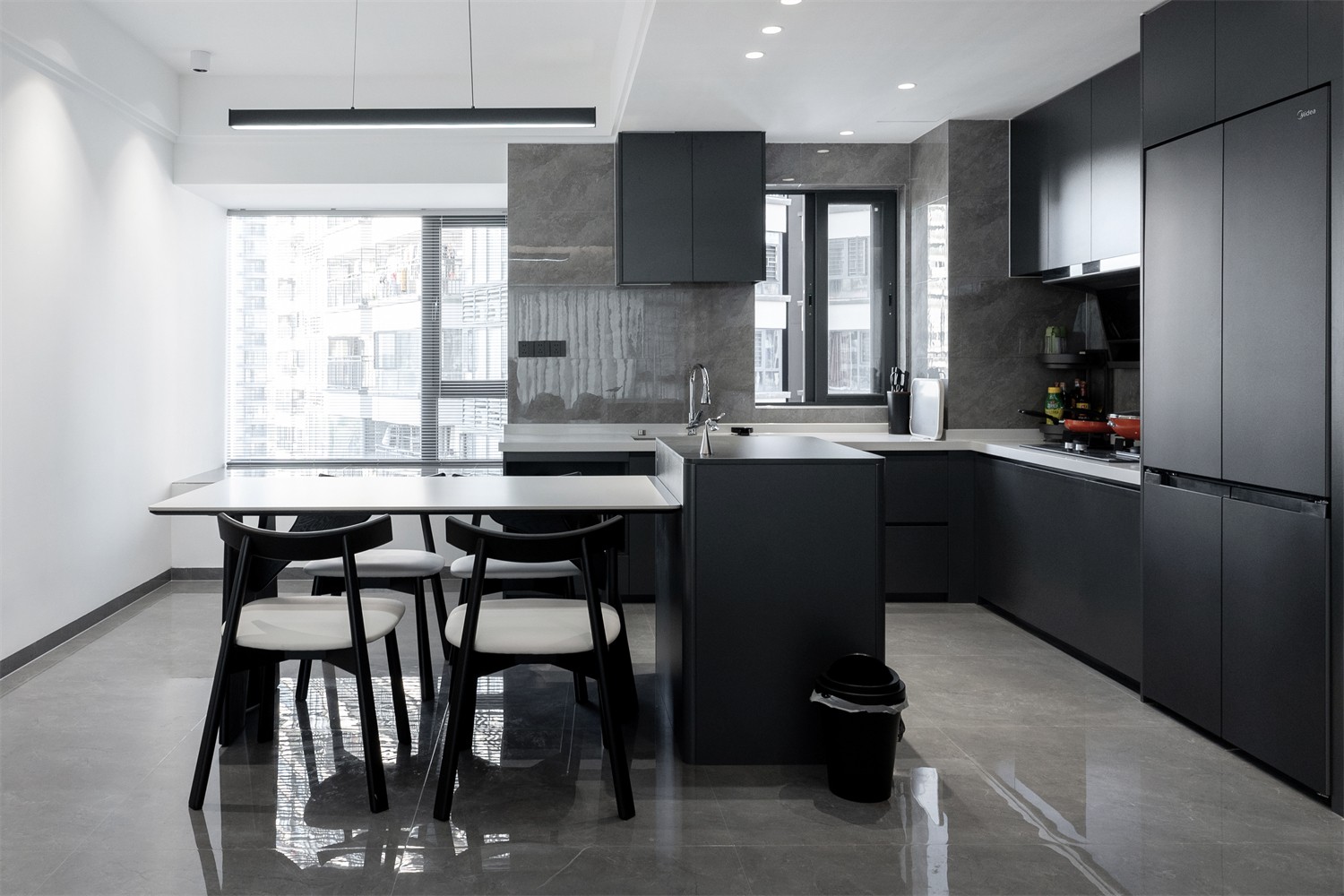 錦云湖光118平現(xiàn)代簡約廚房裝修實景圖